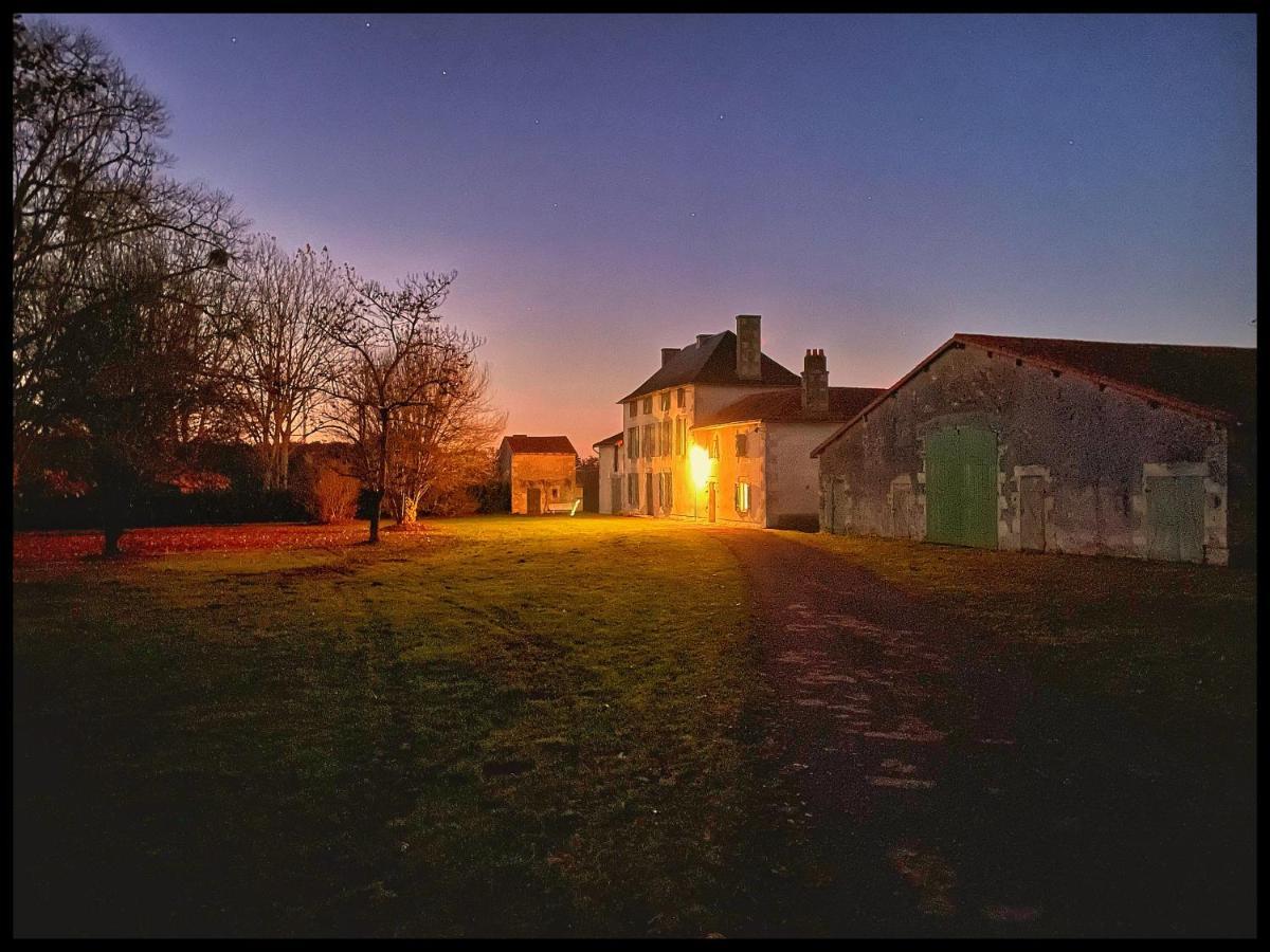Bed and Breakfast Les maisons du bonheur à Château-Garnier Extérieur photo