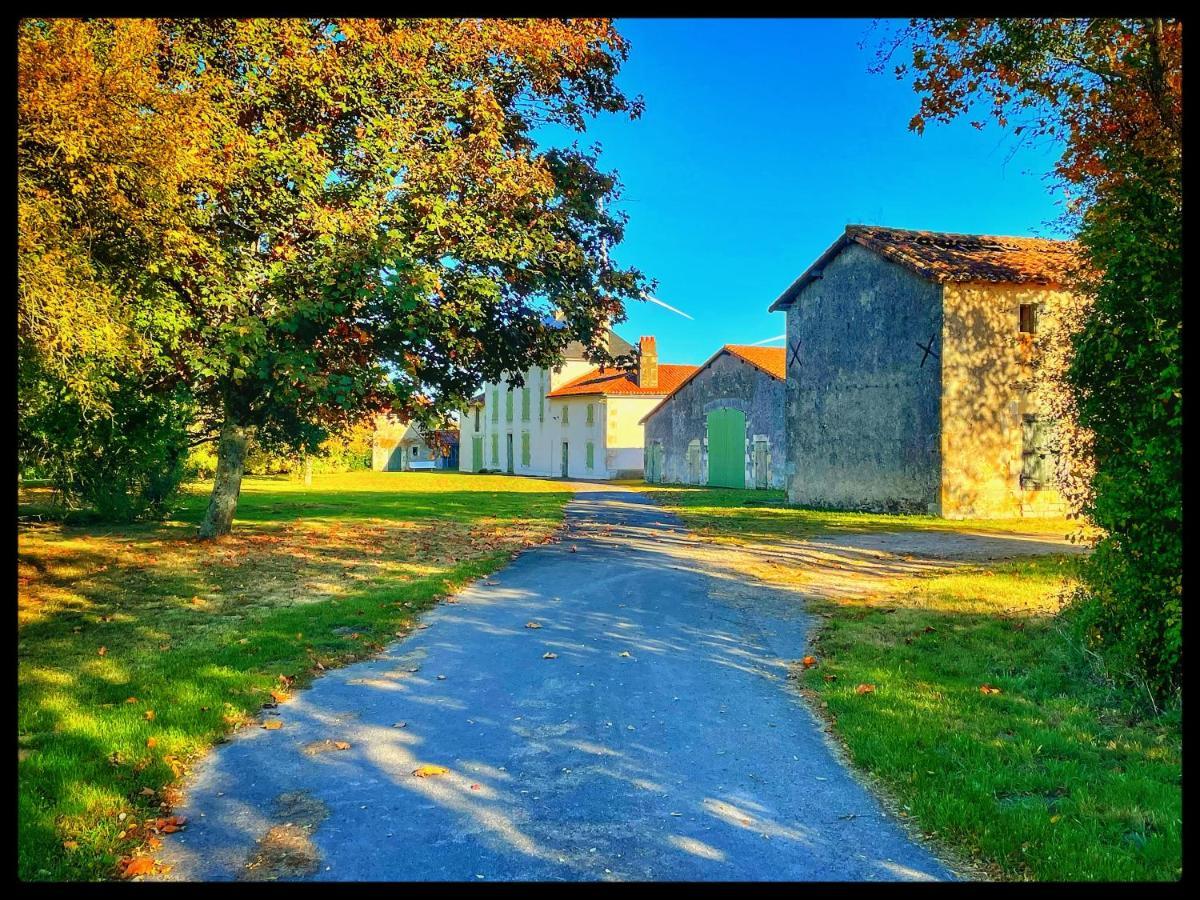 Bed and Breakfast Les maisons du bonheur à Château-Garnier Extérieur photo